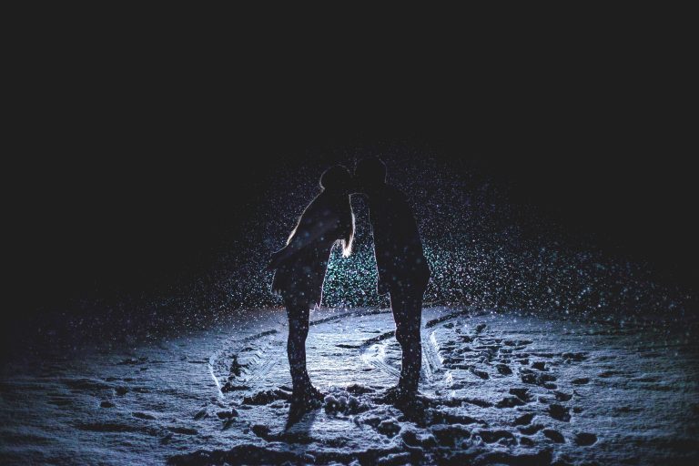 couple-footprints-kiss-kissing-46022