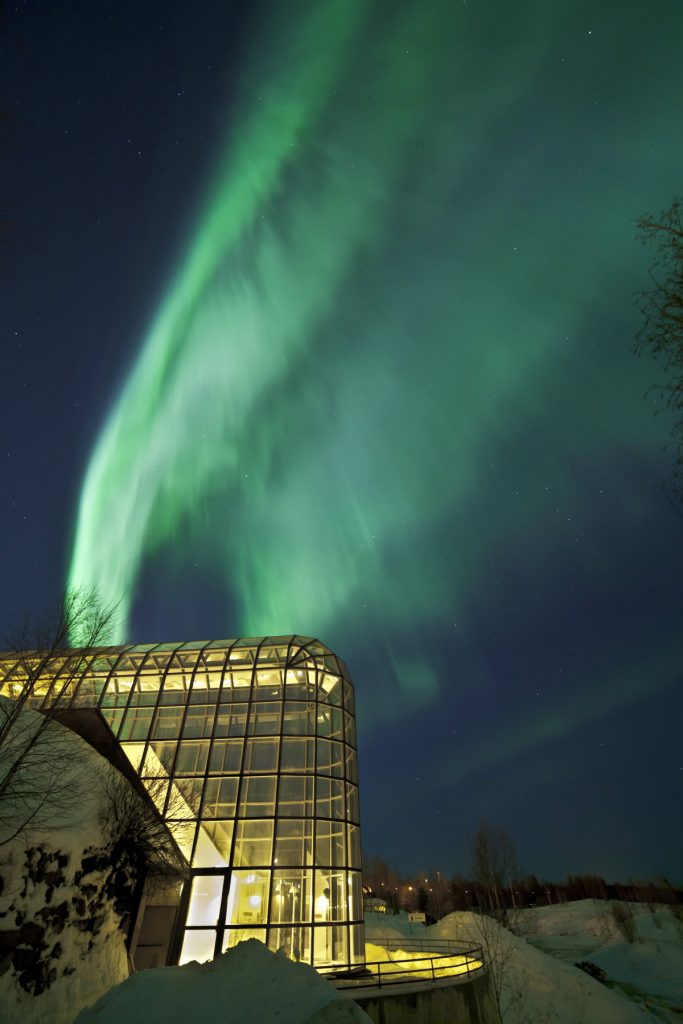 Revontulet ja Arktikum, Rovaniemi.
Northern lights (Aurora Borealis) and Arktikum, Rovaniemi, Finland.